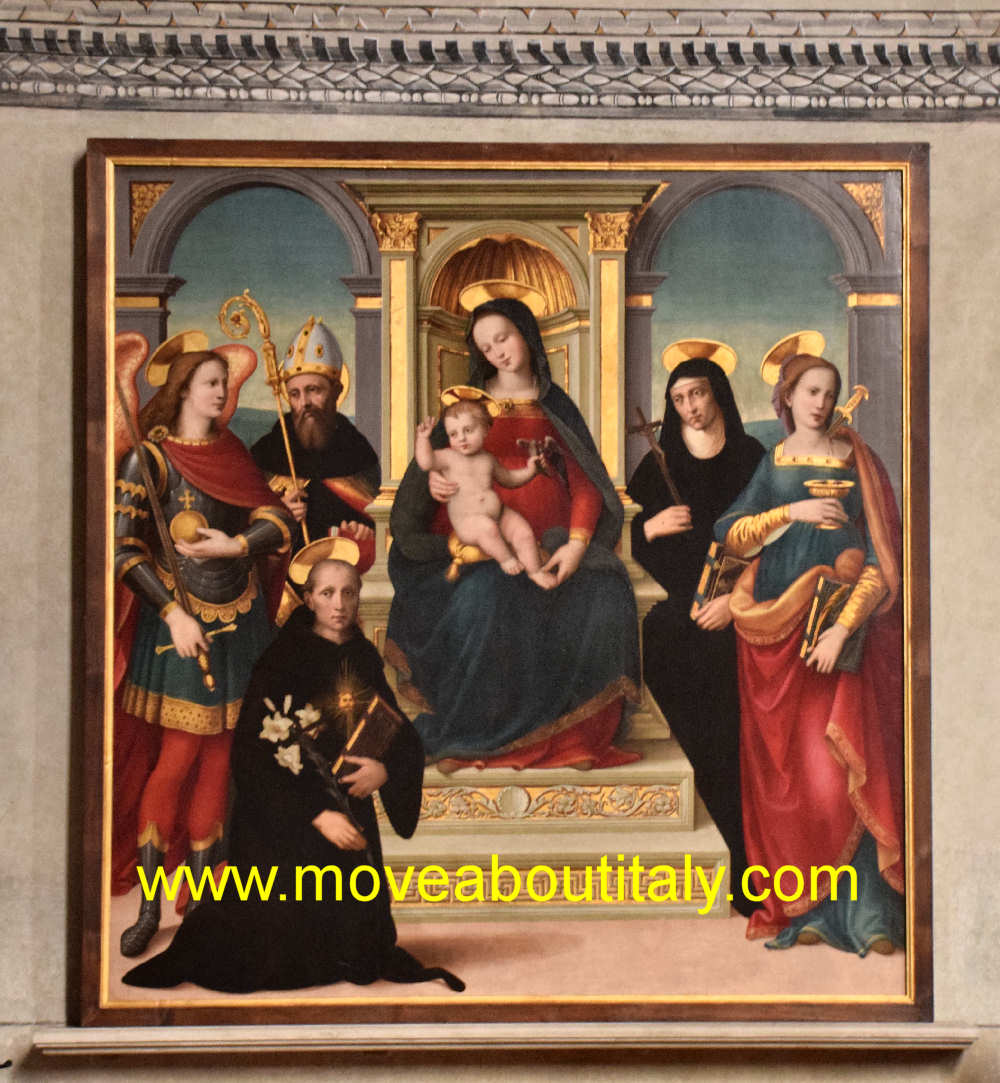 Arco con frammenti e Madonna in Trono